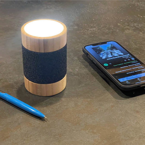 רמקול בלוטוס עם תאורת LED מבמבוק טבעי בשילוב אריג הדמייה עם אור