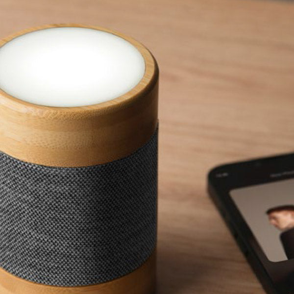 רמקול בלוטוס עם תאורת LED מבמבוק טבעי בשילוב אריג הדמייה מקרוב