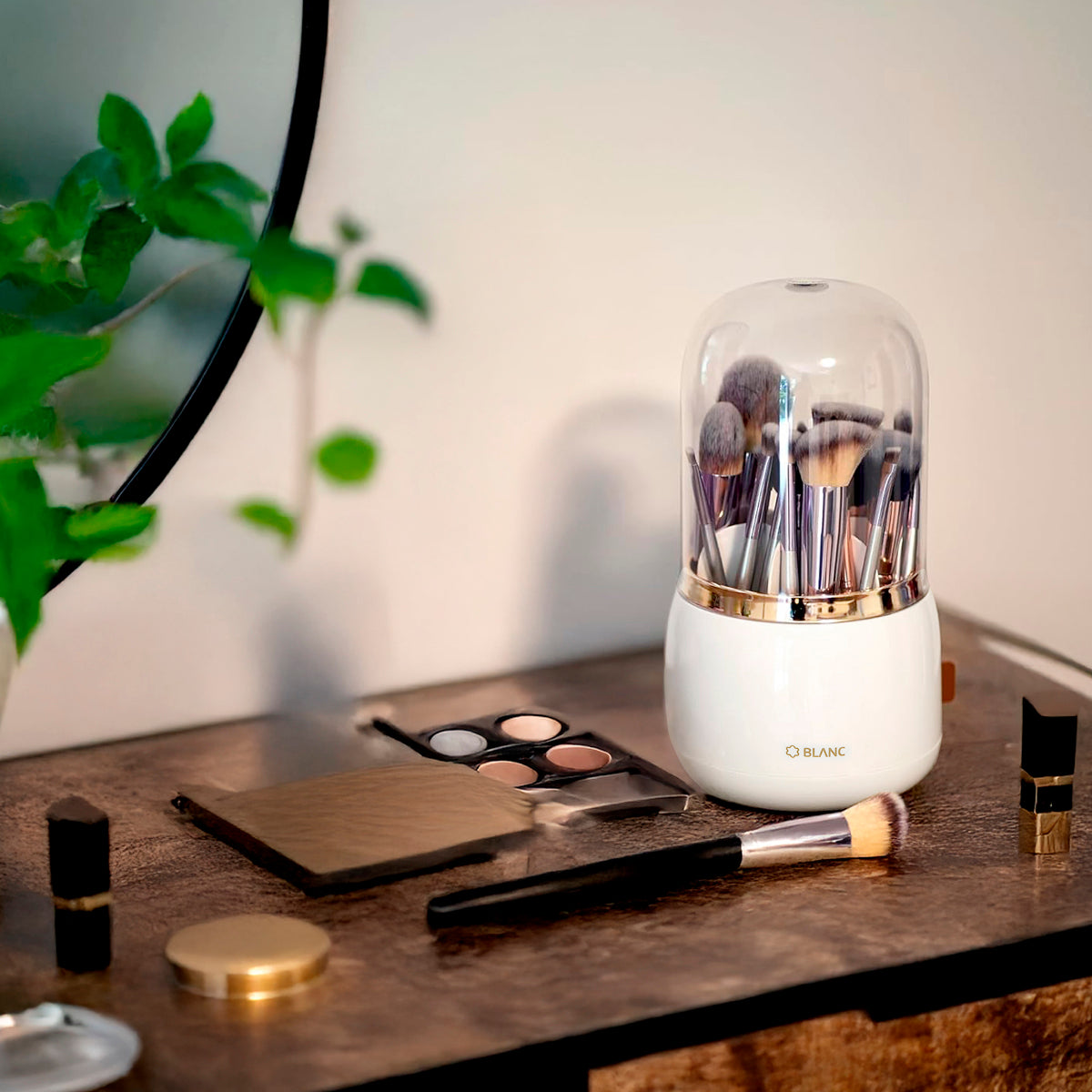 מעמד מברשות איפור מסתובב - הדמייה