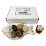 מארז של מגש עץ ואבני ברכה – דג המשאלות