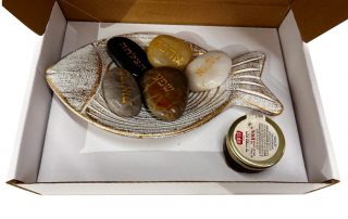 מארז של מגש עץ ואבני ברכה – דג המשאלות