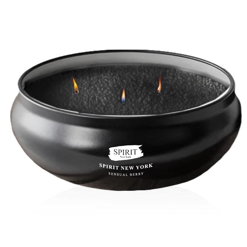 נר ריחני בניחוח פירות יער באריזת מתנה - שחור