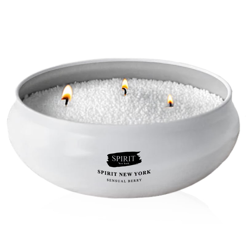 נר ריחני בניחוח פירות יער באריזת מתנה - לבן