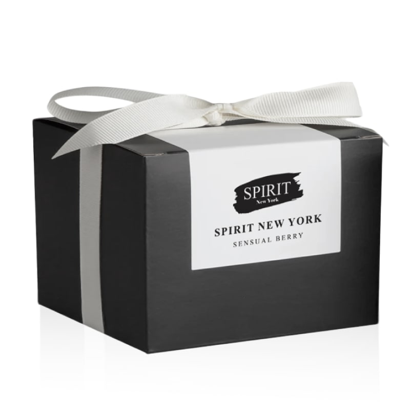 נר ריחני בניחוח פירות יער באריזת מתנה - מארז