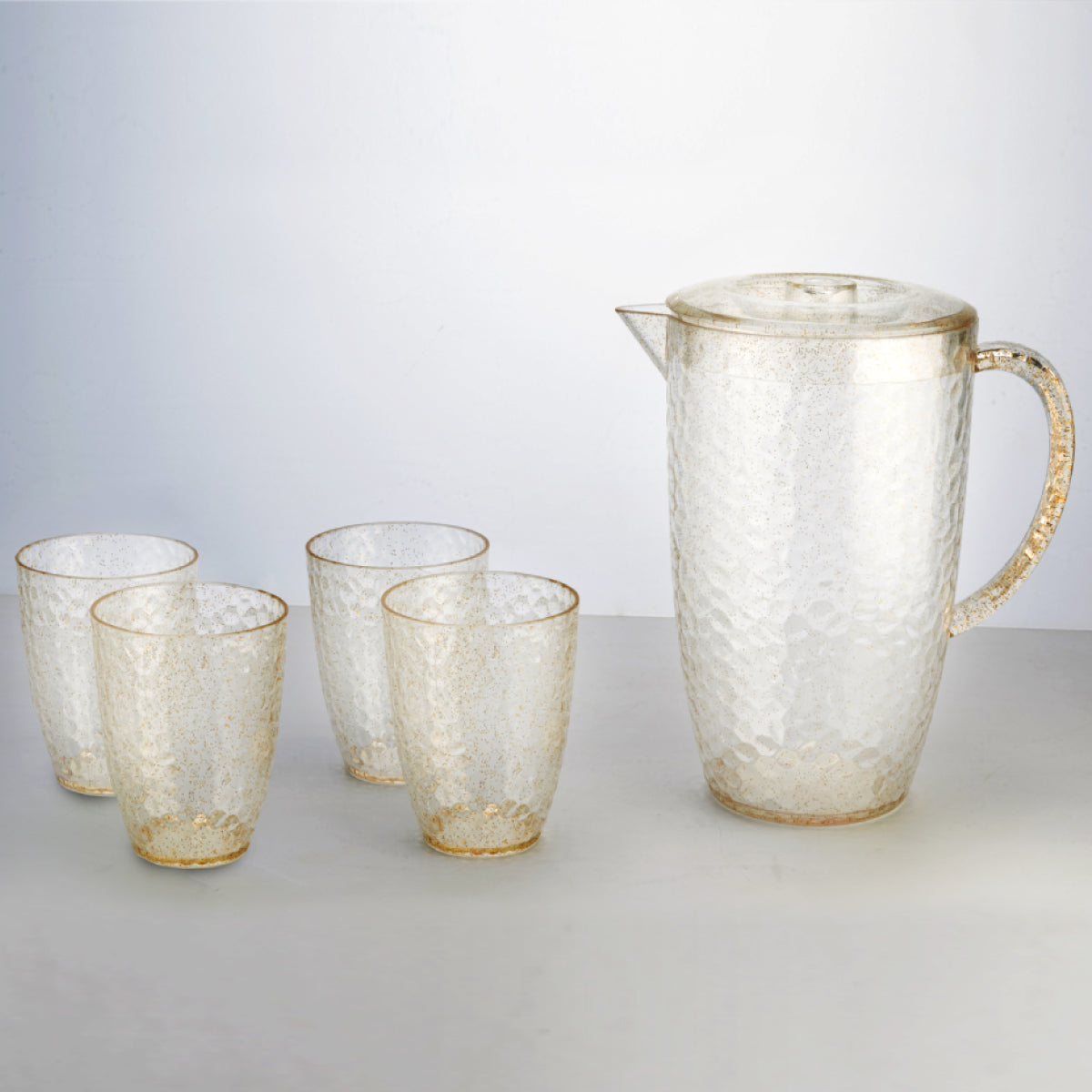 קנקן וכוסות לשתייה קלה