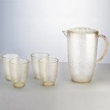 קנקן וכוסות לשתייה קלה